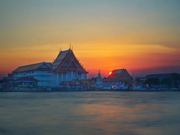 Wat Molilokkayaram Tapınağı Bangkok Tayland 'da gün batımında