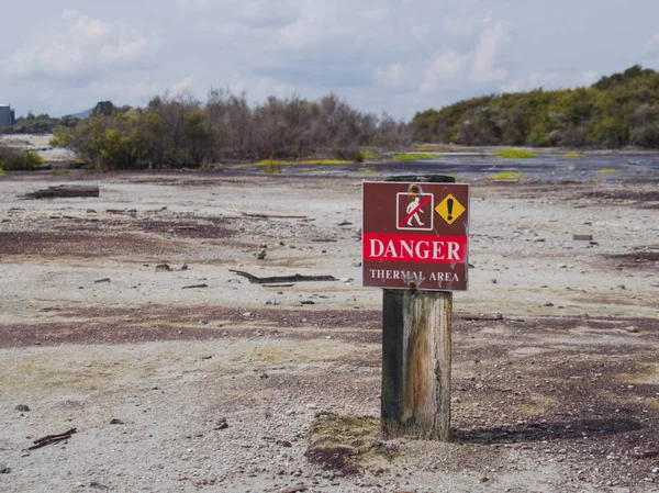 Yeni Zelanda 'da termal alana sahip volkanik manzara