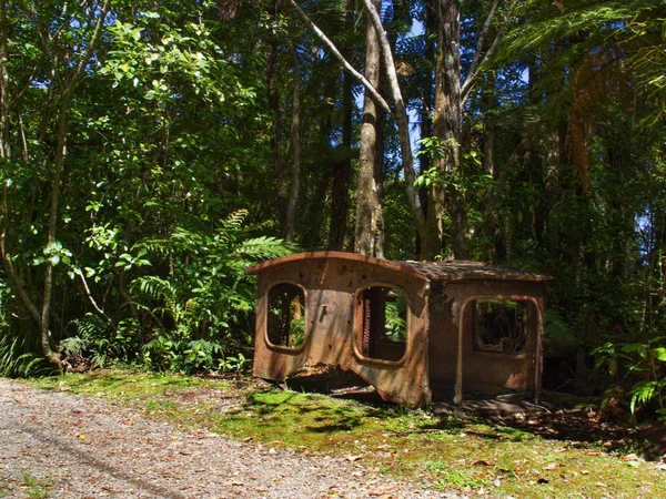 Charming Creek Geçidi, Yeni Zelanda 'da paslı madencilik kalıntıları.