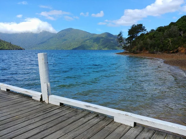 Kraliçe Charlotte Sound, Marlborough, Yeni Zelanda 'daki bir rıhtımdan görüntü