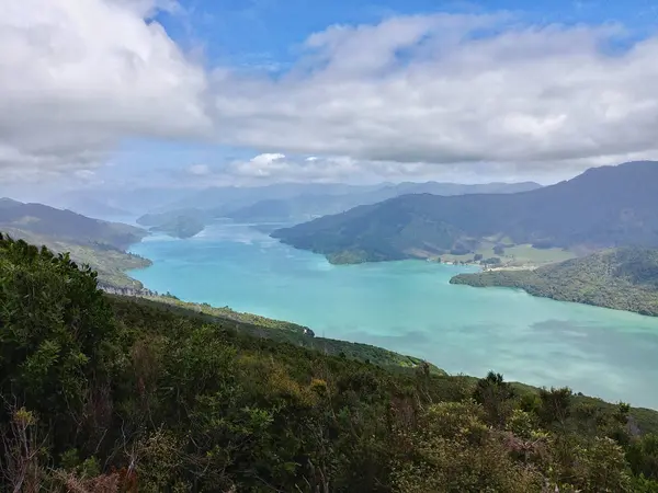 Kenepuru Ses Kraliçe Charlotte Track, Yeni Zelanda 'dan görüldüğü gibi