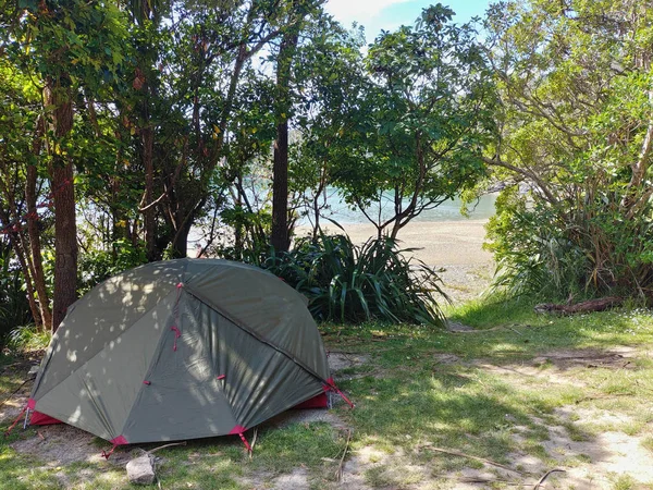 Camping junto a la playa en la sombra — Foto de Stock