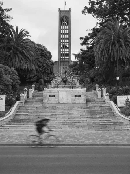 Nelson, Yeni Zelanda 'nın merkezinde merdivenlerin ve kilisenin önünde bulanık bisiklet.