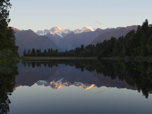 Gün batımında Matheson Gölü 'nün güzel yansıması