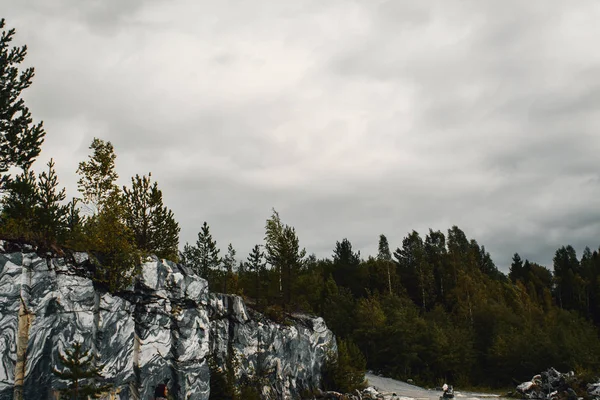 Mermer Kanyon üzerinde karanlık gökyüzü