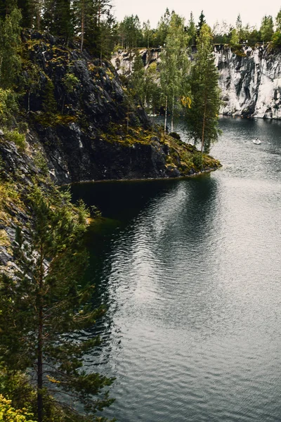 Göl ile mermer Kanyon