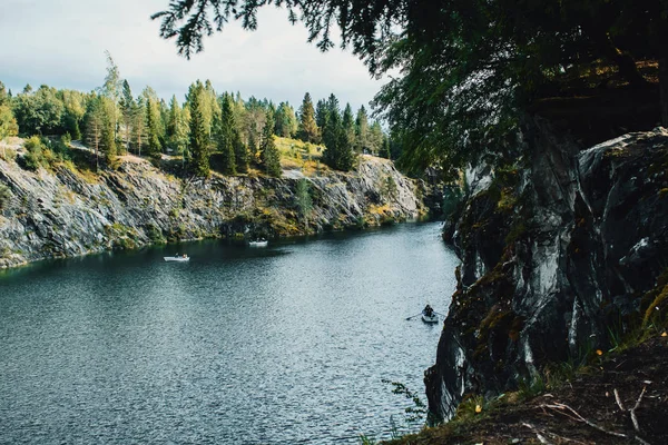 Göl ile mermer Kanyon