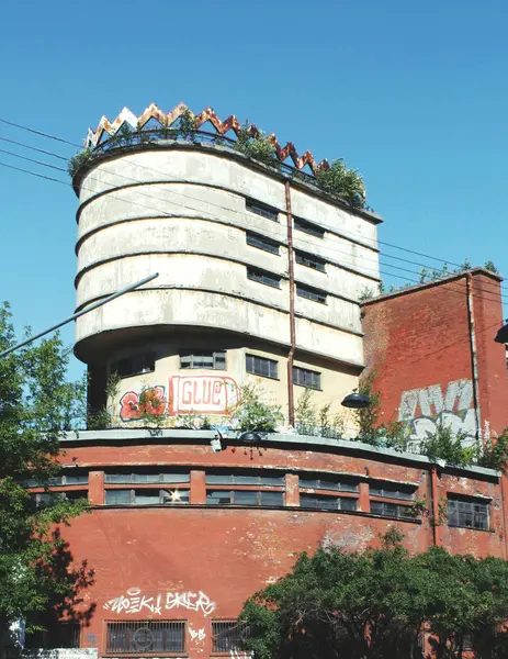 Şehirdeki terk edilmiş bina