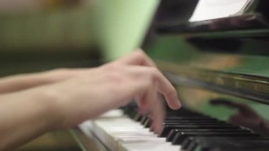  Genç adam piyano çalıyor. Eller yakın. müzik enstrüman üzerinde egzersizleri. klavye müzik aleti. salfegio için. bir müzisyenin uzun parmakları. okulda müzik eğitimi.