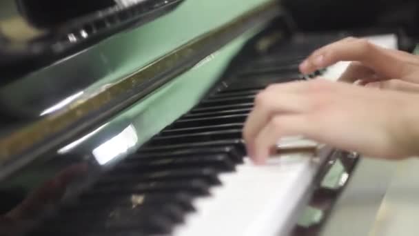 Giovanotto Che Suona Piano Chiudi Mani Esercizi Sullo Strumento Musicale — Video Stock