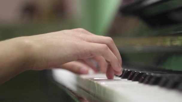 Junger Mann Beim Klavierspielen Hände Aus Nächster Nähe Übungen Auf — Stockvideo