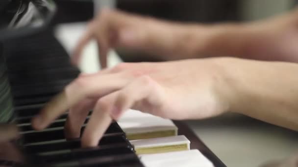 Joven Tocando Piano Cierra Las Manos Ejercicios Sobre Instrumento Musical — Vídeos de Stock