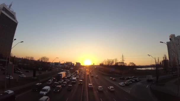 Čas Zanikne Západu Slunce Jarním Dnu Městě Zrychlený Provoz Automobilů — Stock video