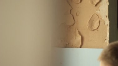 duvara alçı koyarak. Bina duvar bitirmek. duvar için macun ile daire yenileme yakın yukarı