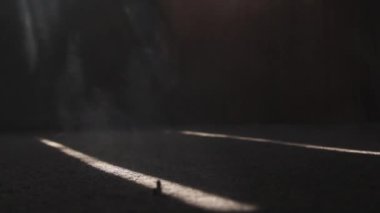 odadaki duman güneş ışığı şeridi boyunca zemin boyunca yayılır. gün ortasında dairede yangın başlangıcı.