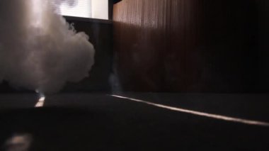 odadaki duman güneş ışığı şeridi boyunca zemin boyunca yayılır. gün ortasında dairede yangın başlangıcı.