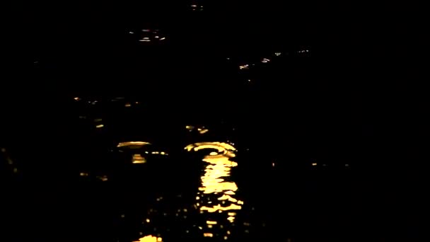 Noci Prší Přes Louže Kruhy Vodě Kapek Osvětlených Světlem Pouliční Stock Video