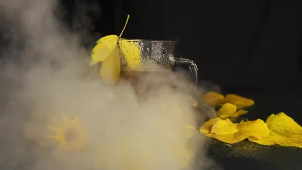 Köd Jön Egy Átlátszó Üveg Bögre Nedves Eső Forró Tea — Stock videók