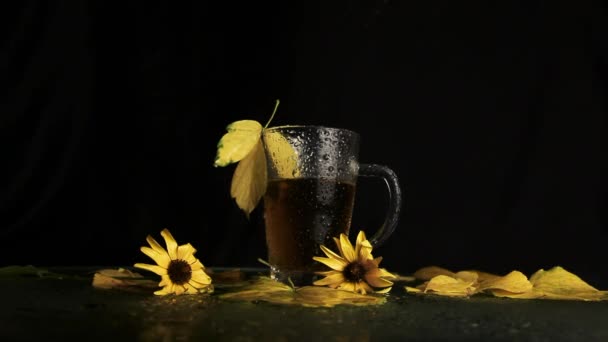 Sarılanmış Düşmüş Yaprakları Sarı Çiçekler Şeffaf Bir Cam Fincan Bir — Stok video