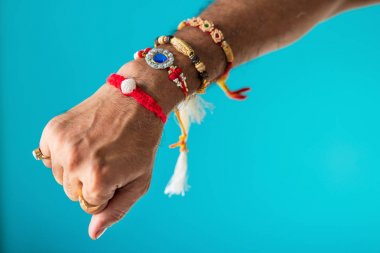 Rakhi Dolu Bir Kardeş El