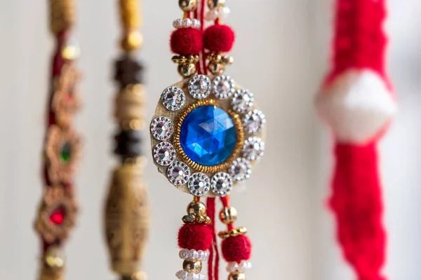 Bir Dükkanda Rakhi Asılı Farklı Stilleri