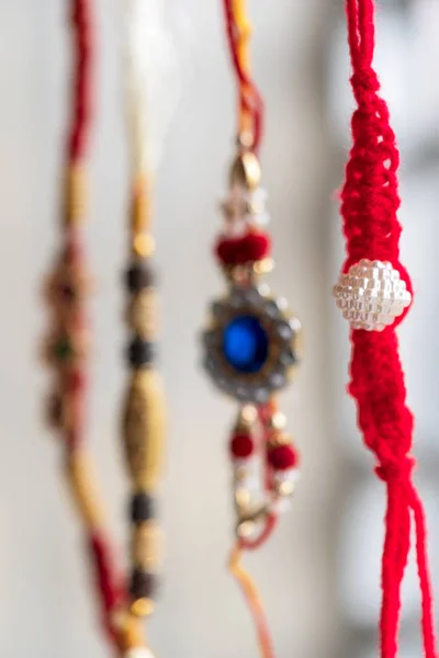 Bir Tezgahta Asılı El Yapımı Rakhi
