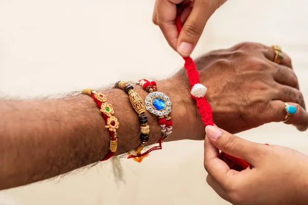 Kardeş Raksha Bandhan Doğum Kardeşi Rakhi veren