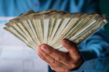 Bir Adam Holding Nakit Faturaları ve Ödemeler ödemek için