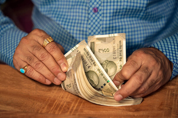 Бизнесмен подсчитывает деньги
