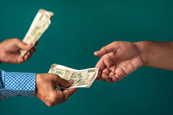 Люди, дающие деньги
