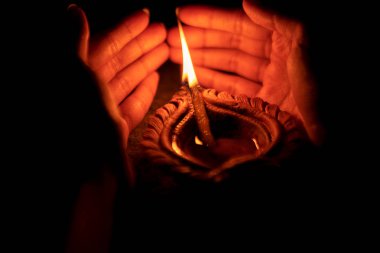El Tutma Diwali Diya