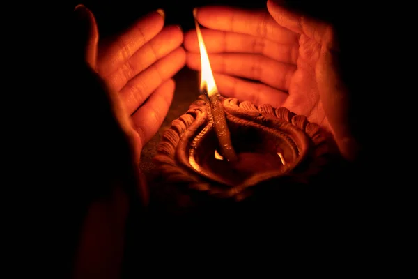 Mano sosteniendo Diwali Diya — Foto de Stock