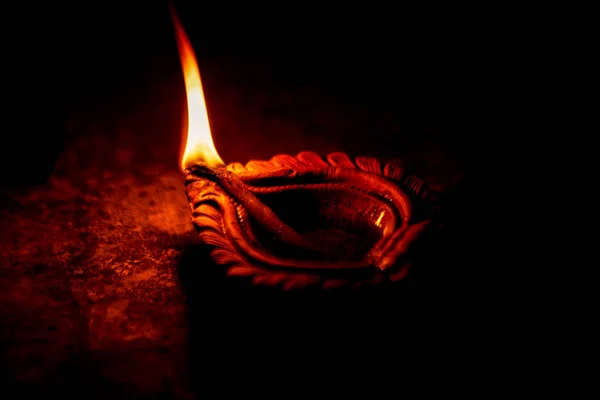 Işıklı Diwali Diya veya Lamba