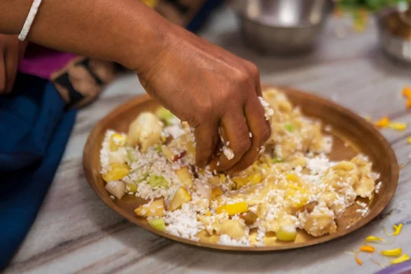 Hintli Kadın Durga Puja Prasad hazırlanıyor