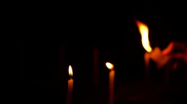 Kadın el diğer mumlar yanan ve bokeh oluşturma ile gece Diwali kutlamaları sırasında mumlar tek tek yanar. Hint kültürü, festival, gelenek, ritüeller için kavram.