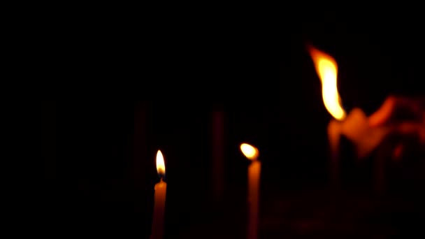 Γυναικείο Χέρι Φωτίζει Κεριά Ένα Ένα Κατά Διάρκεια Των Εορτασμών — Αρχείο Βίντεο