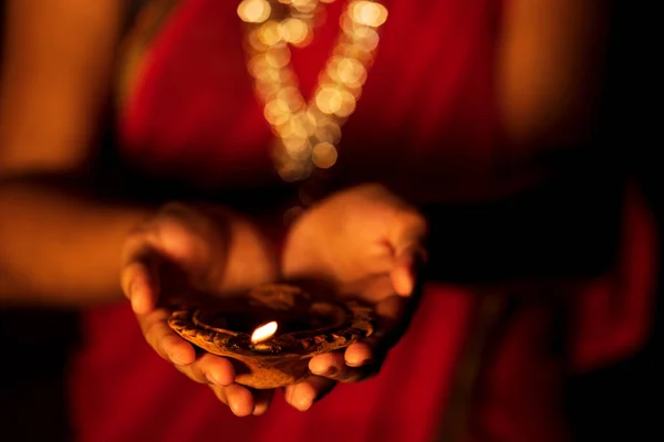 Bengali Braut hält diwali diya — Stockfoto