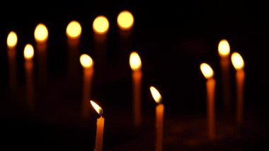 Siyah arka planda izole güzel bokeh ile zikzak çizgiler oluşturan yanan veya parlayan mum mumlar. Noel, diwali, deepavali gibi tatil kutlamaları için konsept görüntüleri.