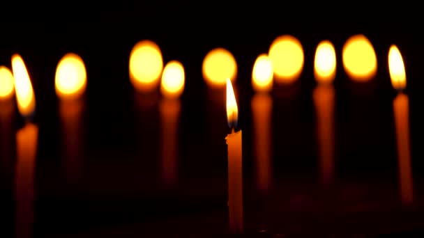 Zaostření Rozostření Zavření Záběru Zapálené Svíčky Vytvoření Krásného Bokehu Diwali — Stock video