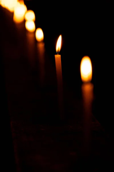 Λαμπερά κεριά για τη θρησκευτική παράδοση — Φωτογραφία Αρχείου