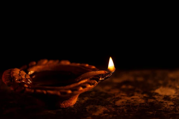 Lâmpada de barro Diwali Diya em chamas — Fotografia de Stock