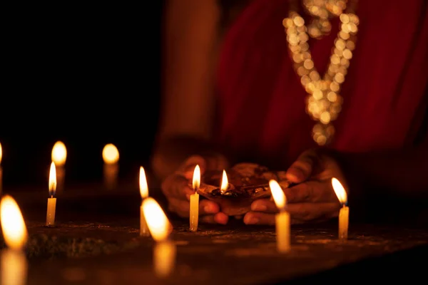 Mulher indiana acendendo velas na noite de Diwali — Fotografia de Stock