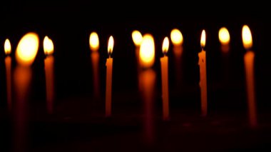 Diwali kutlama gecesi yumuşak odak video klibi sırasında mum yakmak. Hindu, Hıristiyan, Budist dini gelenek, kültür, ritüel ve törenlerin arka plan görüntüleri.