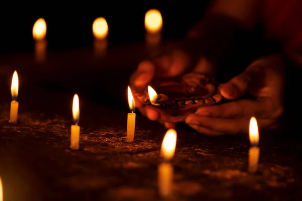 As mãos acendem velas à noite — Fotografia de Stock