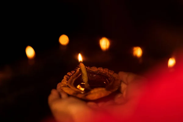 Person hält Diya auf Diwali in der Hand — Stockfoto