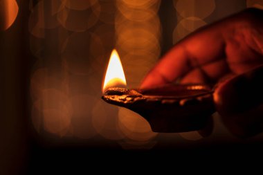 Diwali Diya Tutulan Kişi