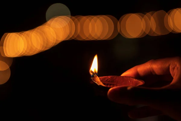 Imagem de close-up da pessoa segurando fundo Diwali Diya — Fotografia de Stock