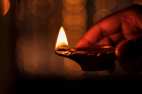 Person som innehar Diwali Diya — Stockfoto