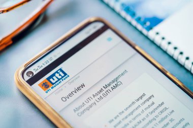 Kolkata, Batı Bengal, Hindistan, 13 Eylül 2020: UTI AMC IPO Geçmişi. UTI Mutual Fund 'un resmi web sitesi akıllı telefondan açıldı. Tablo üstü kapatma resmi.