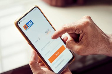 Kolkata, Batı Bengal, Hindistan, 13 Eylül 2020: UTI Varlık Yönetimi Şirketi halka arz. Adam akıllı telefon tutuyor ve UTI Ortak Fon resmi web sitesine giriş yapıyor..